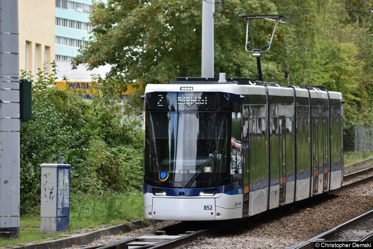 Bild: TW 852 als Linie 2 nach Jena-Ost zwischen den Haltestellen Winzerla und Enver-Şimşek-Straße.