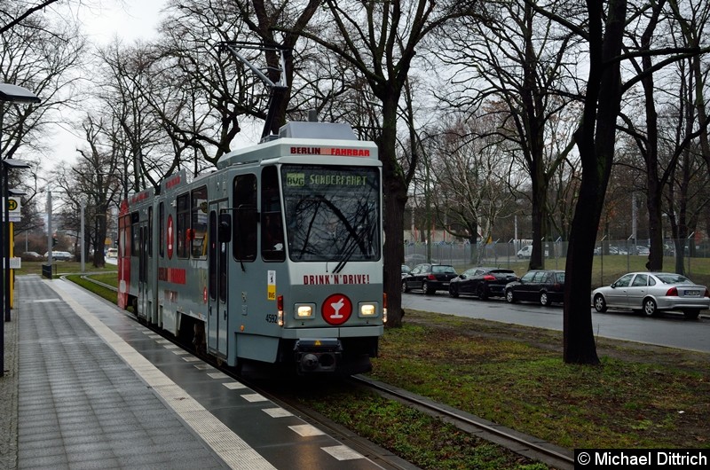 Bild: Die Party-Tram als Sonderfahrt an der Haltestelle Lüneburger Str.