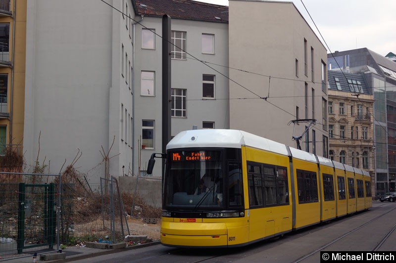Bild: 8011 als Linie M4 in der Großen Präsidentenstr.