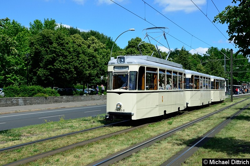 Bild: Der Rekozug (217 055-8 + 267 006-1 + 267 428-2) fuhr als fünfter Wagen in einem Straßenbahnkorso anlässlich 150 Jahre Straßenbahn in Berlin.