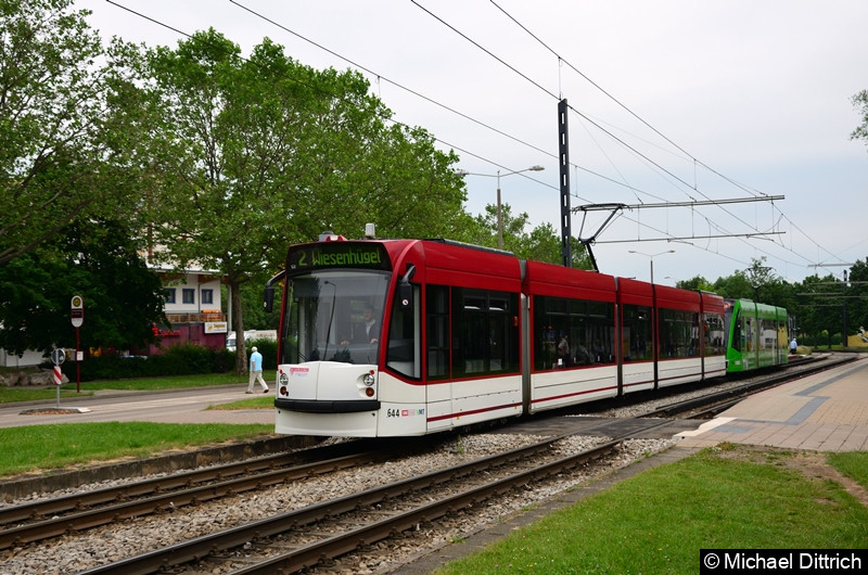 Bild: Combino 644 und 719 als Linie 2 bei der Abfahrt von der Haltestelle Färberwaidweg.