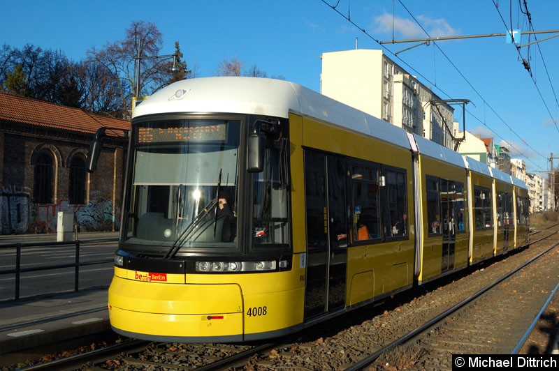 Bild: 4008 als Linie M5 in der Haltestelle Am Friedrichshain.