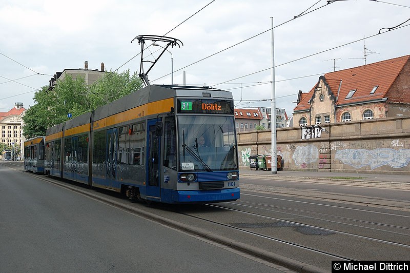 Bild: 1101 und 906 als Linie 31 auf dem Weg zum Einsatz hinter dem Hauptbahnhof.