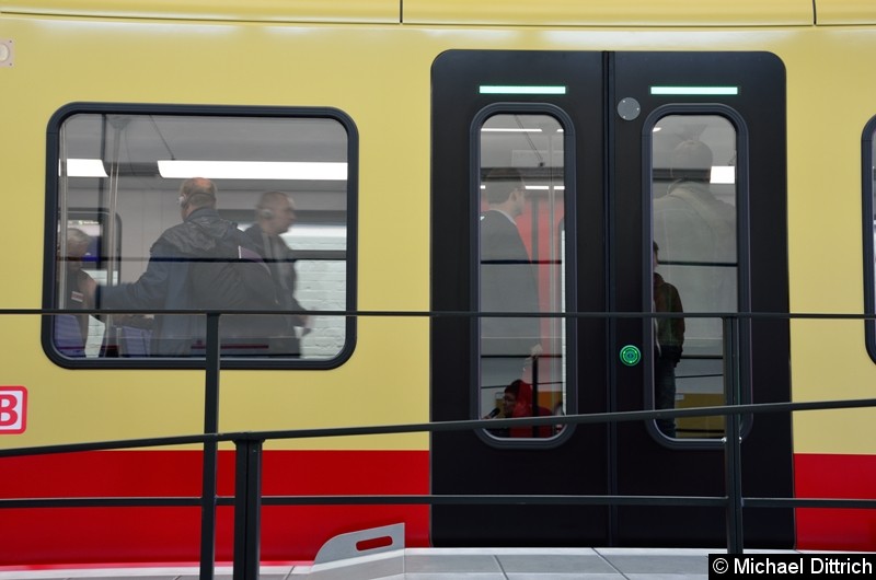 Bild: Das schwarz bei der S-Bahn wurde auch im modernen Design aufgenommen und für die Türen verwendet. Diese Tür simuliert den Halt an einem erhöhten Bahnsteig.