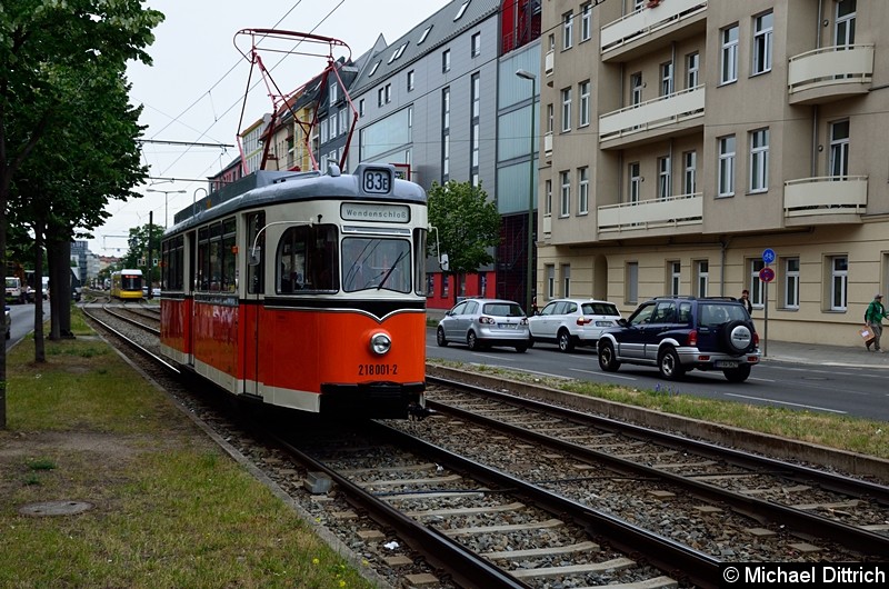 Bild: Wagen 218 001 kommt von der Ausstellung 150 Jahre Berlin und ist kurz vor der Haltestelle Landsbeger Allee/Petersburger Str.
