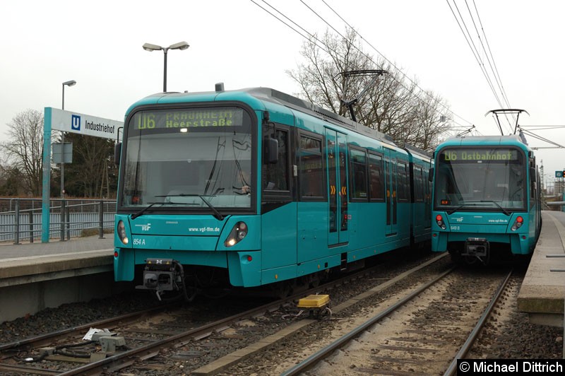Bild: Links 854+853+651 und rechts 8xx+8xx+649 als Linie U6 in der Haltestelle Industriehof.