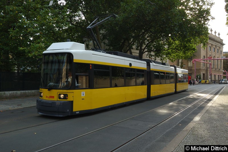 1069 als Linie M1 an der Endstelle Am Kupfergraben mit Fahrtziel: Bild: 1069 als Linie M1 an der Endstelle Am Kupfergraben mit Fahrtziel: