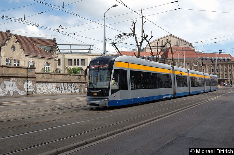 Bild: 1227 als Linie 16 hinter dem Hauptbahnhof.