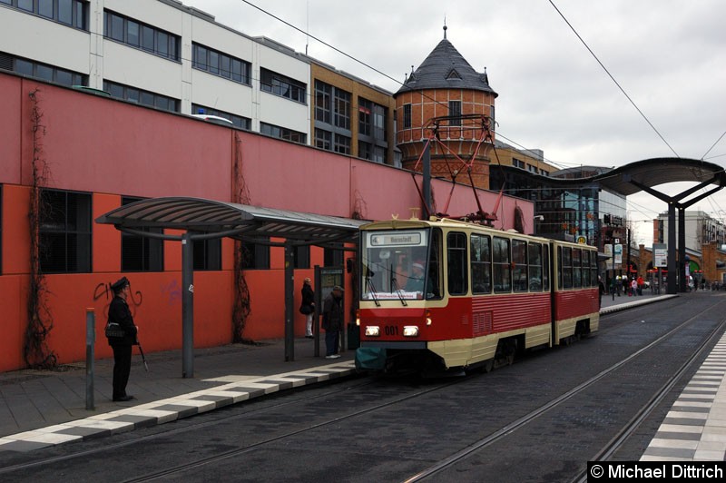 Bild: 001 als ViP Glühwein-Express am Hauptbahnhof.