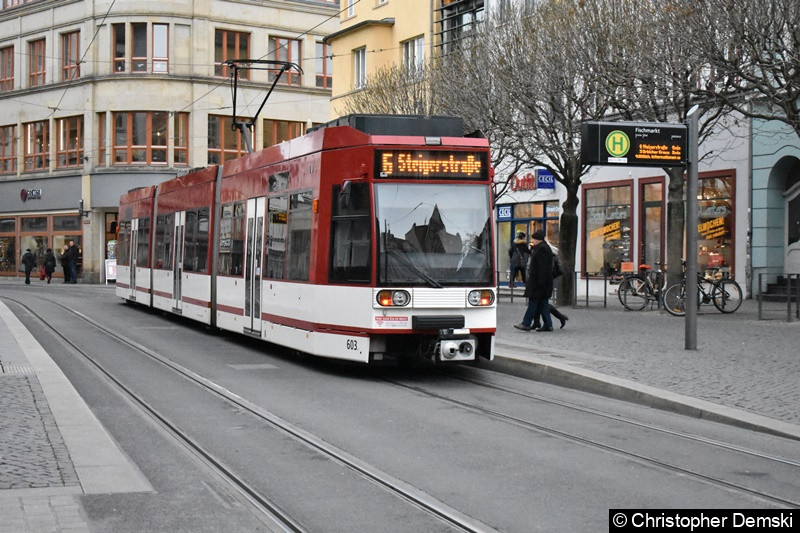 Bild: TW 603 an der Haltestelle Fischmarkt/Rathaus.