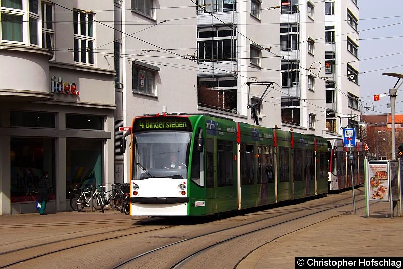 Bild: TW 646+704 als Linie 4 in der Krämpferstraße kurz vor dem Anger.