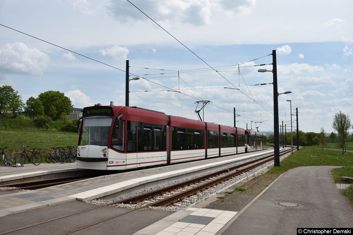 TW 628+705 als Linie 4 in Bindersleben.