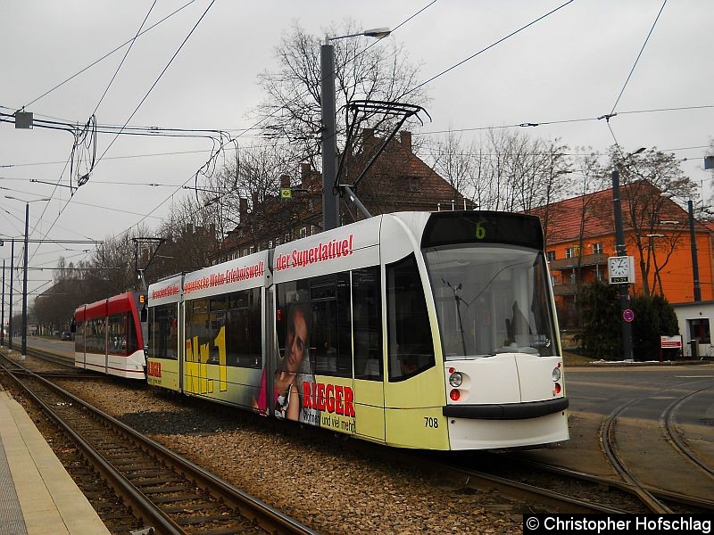 Bild: TW 716+708 als Linie 6 beim Verlassen der Haltestelle Klinikum.