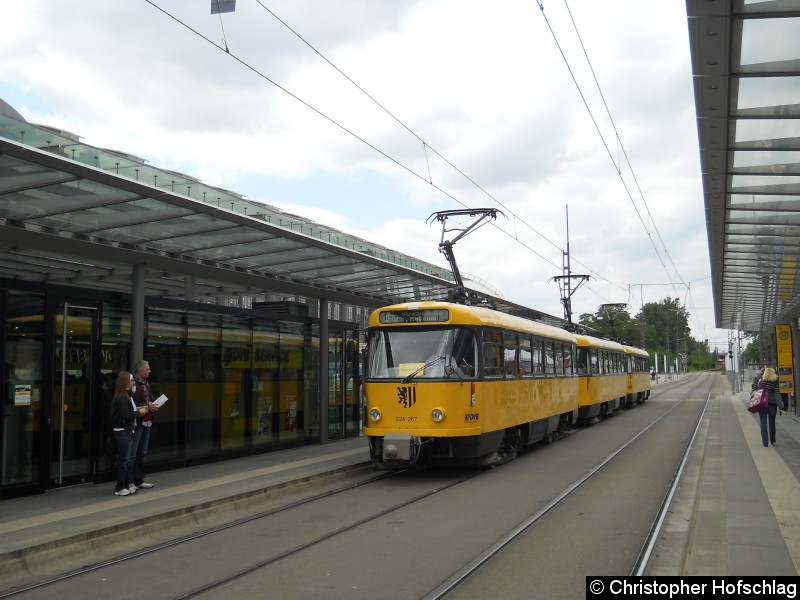 Bild: Eine T4D Dreizug am Hauptbahnhof .