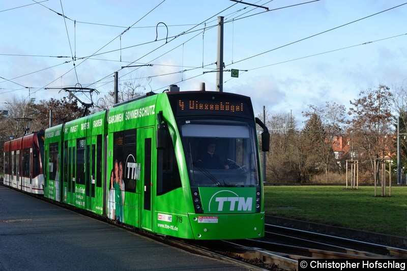 Bild: TW 719+720 als Linie 4 an der Agentur für Arbeit.