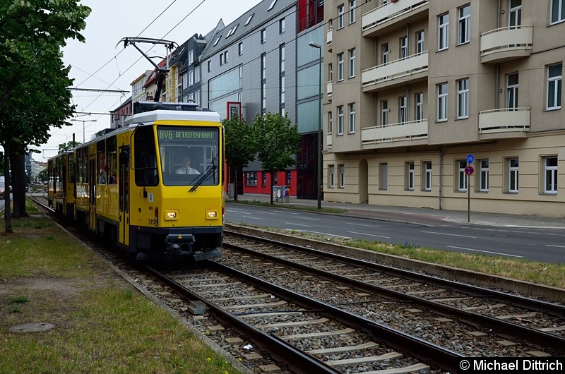 Bild: 5117 + 5563 kommen von der Ausstellung 150 Jahre Straßenbahn Berlin und ist kurz vor der Haltestelle Landsbeger Allee/Petersburger Str.