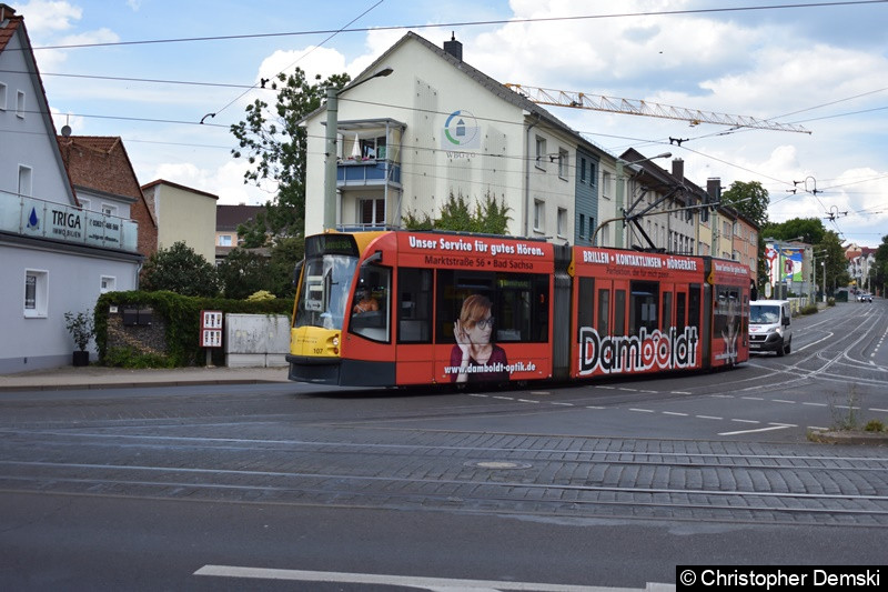 Combino Advanced TW 107 als Linie 1 zwischen den Haltestellen Stolberger Straße und Theaterplatz.