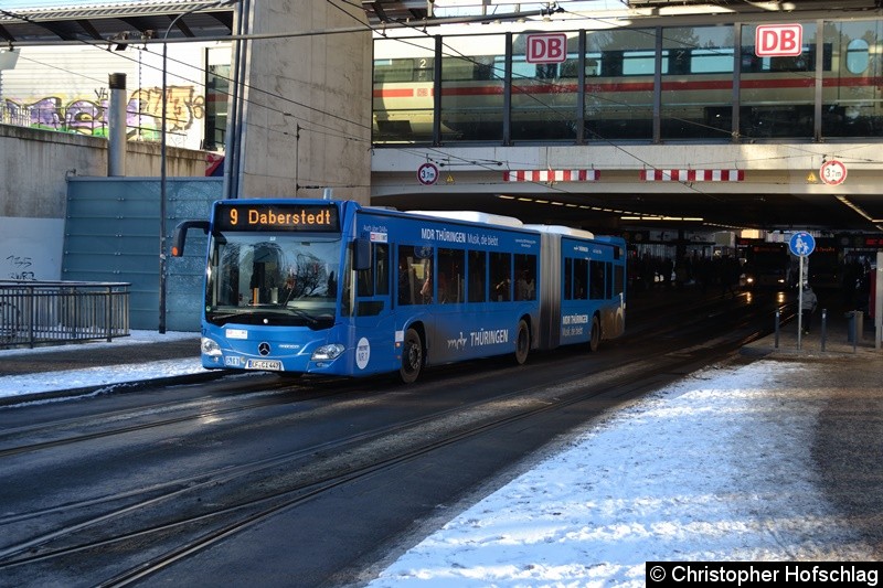 Bild: Wagen 447 als Linie 9 in Richtug Daberstedt, beim Verlassen der Haltestelle Hauptbahnhof.