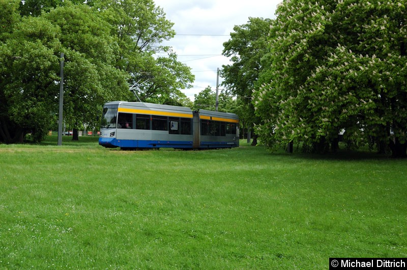 Bild: 1313 huscht schnell durch das Bild.
Als Linie 2 im Park an der Naunhofer Str.