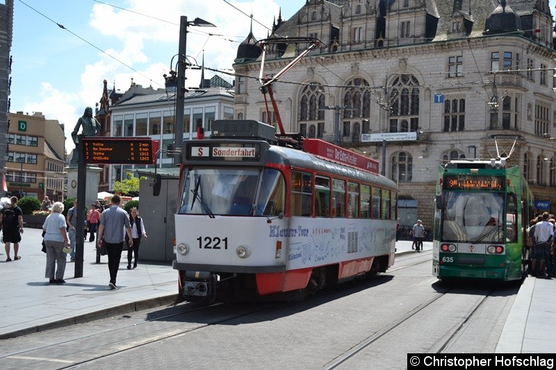 Bild: TW 1221 als Sonderfahrt am Marktplatz