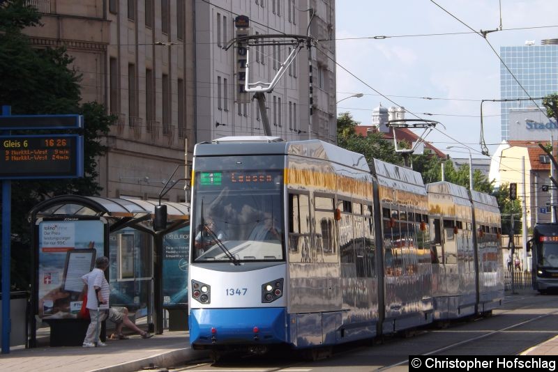 Bild: Tw 1347+1313 als Linie 1 an der Haltestelle Hauptbahnhof,Westseite wegen eine Demo.