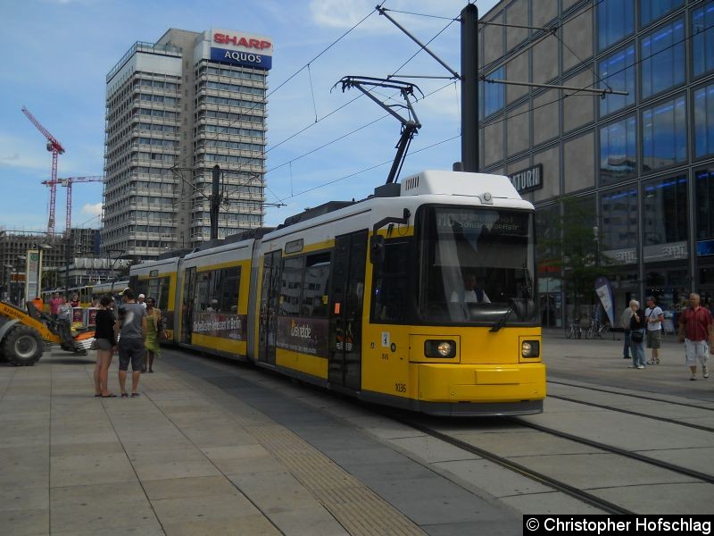 Bild: TW 1036 auf der MetroTramlinie M6 am Alexanderplatz.