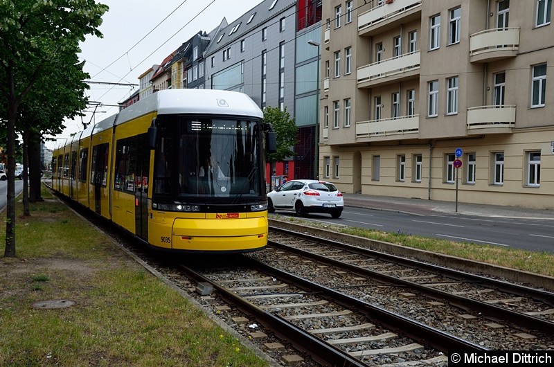 Wagen 9035 kommt von der Ausstellung 150 Jahre Berlin und ist kurz vor der Haltestelle Landsbeger Allee/Petersburger Str. Bild: Wagen 9035 kommt von der Ausstellung 150 Jahre Berlin und ist kurz vor der Haltestelle Landsbeger Allee/Petersburger Str.