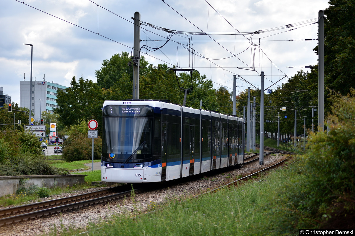 Bild: TW 815 als Linie 1 nach Zwätzen bei der Einfahrt in die Haltestelle Enver-Şimşek-Straße.