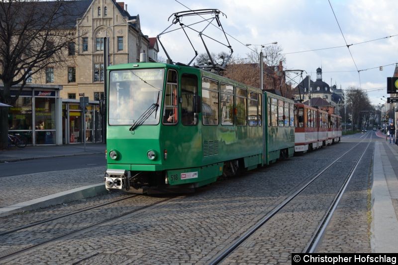 Bild: Tw 518+519+405 als Linie 3 beim Fahrgastwechsel am Domplatz.