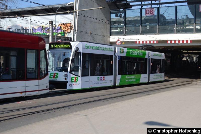 Bild: TW 706 als zweiter Wagen einer Combino-Traktion, als Linie 4 am Stadtparkkopf/Hauptbahnhof.