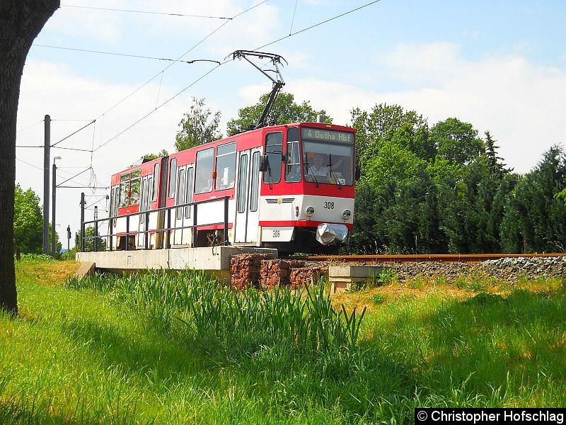 Bild: TW 308 auf der Linie 4 auf dem Weg nach Gotha Sundhausen.