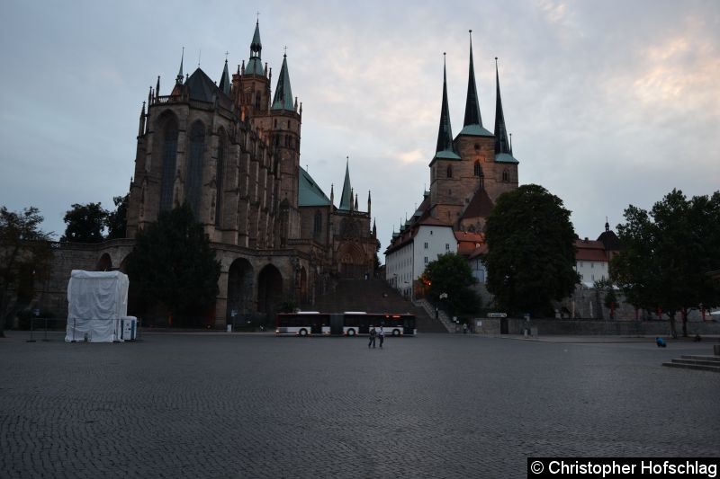 Bild: Wagen 433 als SEV vor dem Erfurter Dom.