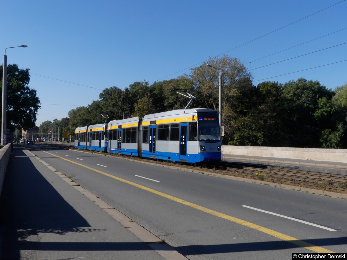 Bild: TW 1337+1339 als Linie 15 auf der Jahnalle (Zepplinbrücke)