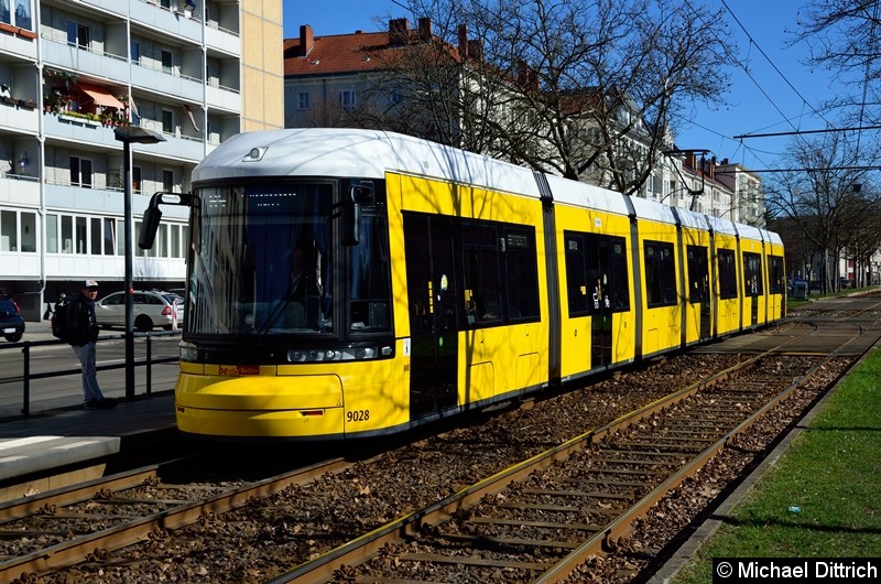 Bild: 9028 als Linie M4 an der Haltestelle Arnswalder Platz.