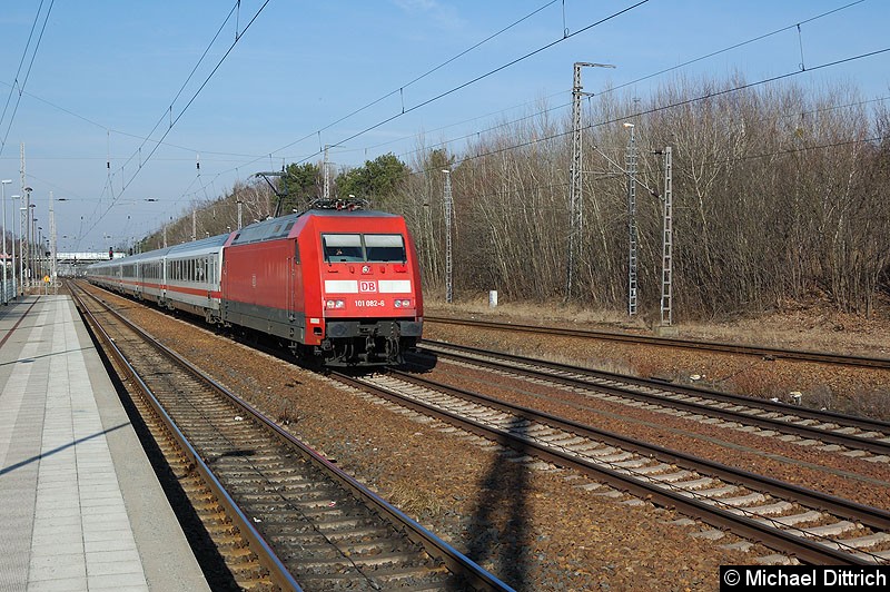 Bild: 101 082 mit dem IC 2207 bei der Durchfahrt in Ludwigsfelde.