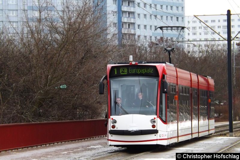 Bild: TW 642 als Linie 1 auf der Brücke Straße der Nationen.