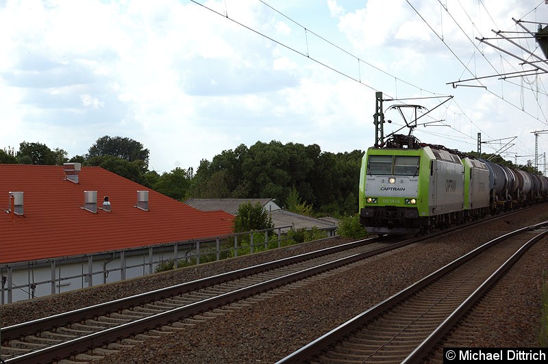 Bild: 185 543 mit einem Güterzug bei der Durchfahrt in Nauen.