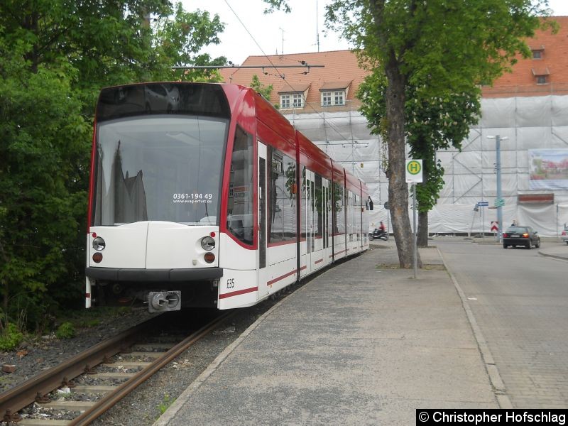 Bild: TW 635 in der Schleife Eichenstraße wegen eines Bügelschadens.