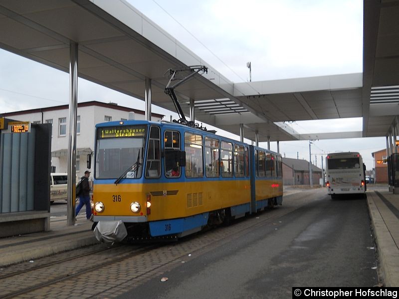 Bild: TW 316 auf der Linie 1 zum Betriebshof am Hauptbahnhof.