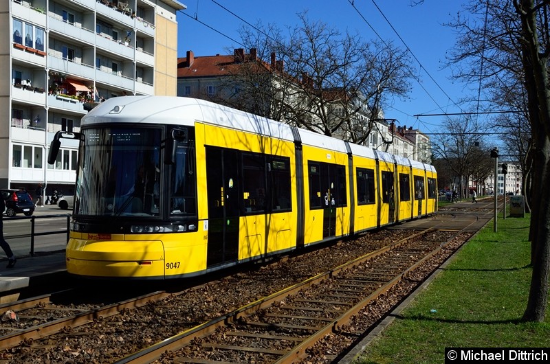 Bild: 9047 als Linie M4 an der Haltestelle Arnswalder Platz.