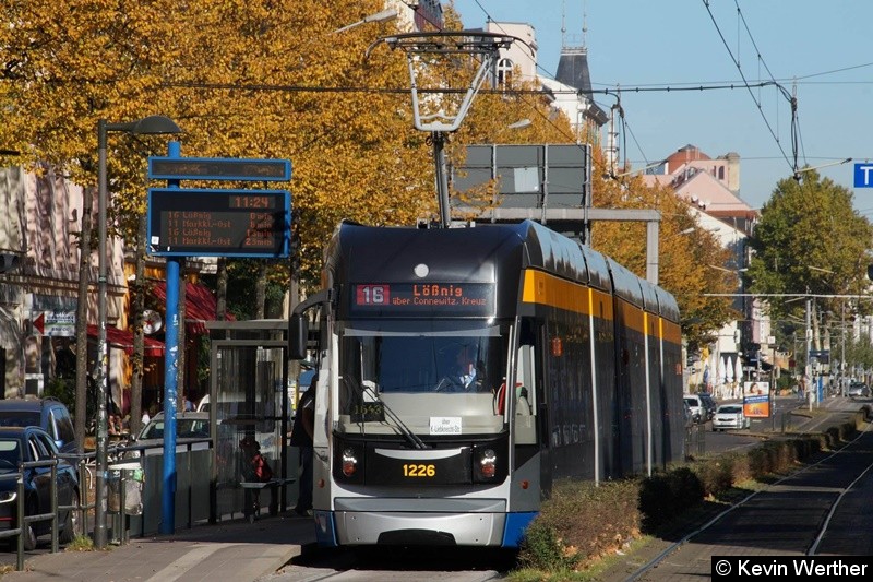 Bild: TW 1226 auf Abwegen in der Karl-Liebknecht-Str. Richtung Lößnig an der Haltestelle Karl-Liebknecht-/Kurt-Eisner-Str.