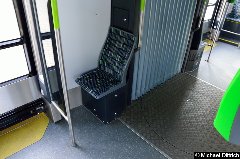 Bild: Blick auf einen Sitz am Portal und Zustiegstür des Tramino.