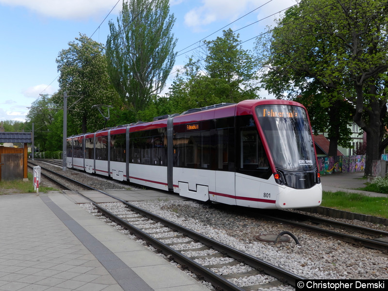 TW 801 bei der Einfahrt in die Haltestelle Melchendorf.