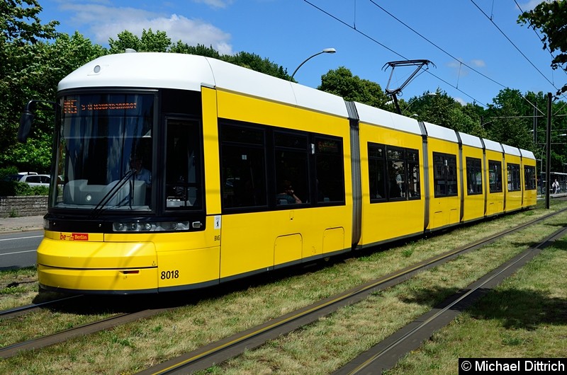 Bild: 8018 als Linie M5 auf dem Platz der Vereinten Nationen.