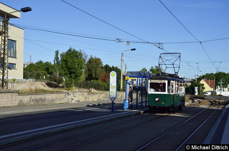 Bild: Anlässlich des Tag der offenen Tür und des Geburtstages der Waldbahn fand ein Korso statt. Erster Wagen war der 23 hier an der Haltestelle Huttenstraße.