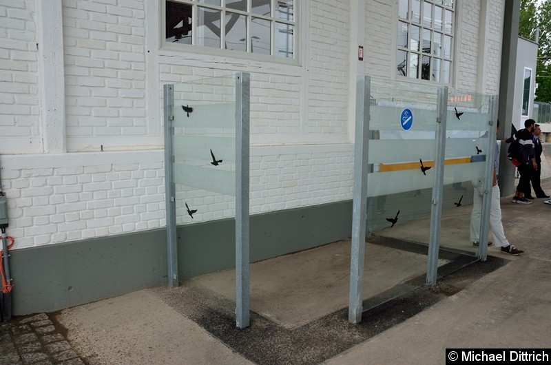 Bild: Die Raucherecke. 
Werden hier keine Aschenbecher aufgestellt, wird es nicht lange so sauber bleiben.