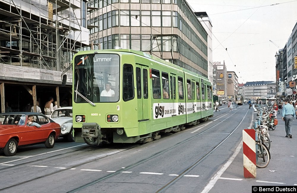 Bild: 1975 durften noch Autos und Straßenbahnen über die Georgstraße fahren, den Fußgängern blieb lediglich der rechte Teil zum Flanieren.
Tw 6003 fährt auf 