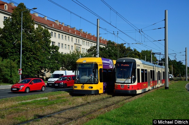 2625 als Linie 1 begegnet 2588 als Linie 44 in der Grunaer Straße zwischen den Haltestellen Deutsches Hygiene-Museum und Pirnaischer Platz.