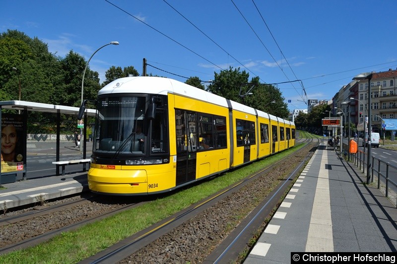 Bild: TW 9034 als Linie M8 an der Haltestelle Platz der Vereinten Nationen.