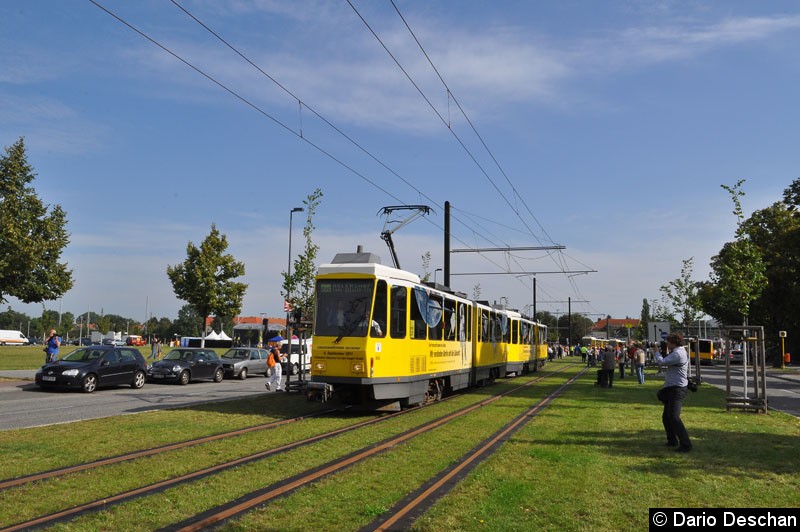 Bild: Der Eröffnungszug 6141/6142 auf dem Weg zur Karl-Ziegler-Straße.
